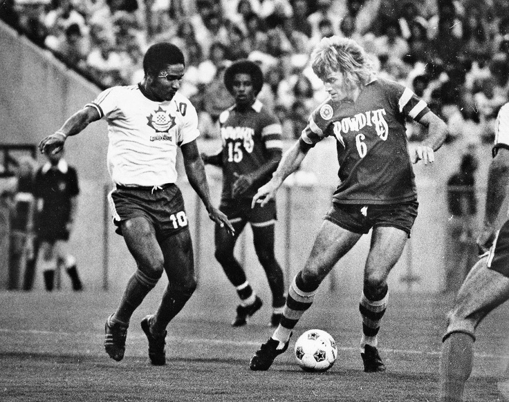 Eusébio en 1976 avec Toronto.jpg