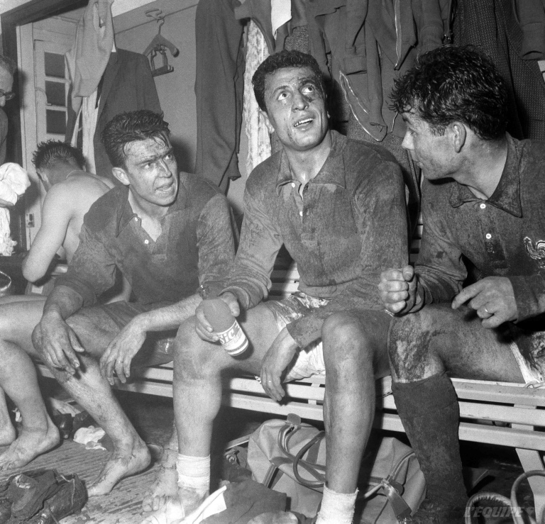 Mustapha Zitouni entre Yvon Douis (à gauche) et Just Fontaine après France-Espagne.jpg