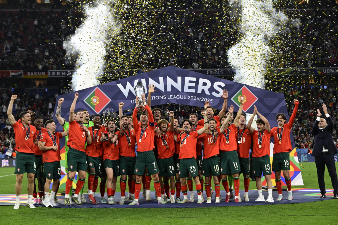1761025-le-capitaine-cristiano-ronaldo-a-souleve-le-trophee-de-la-ligue-des-nations-avec-ses-coequipiers-portugais-vainqueurs-de-la-finale-contre-l-espagne-le-8-juin-2025.jpg